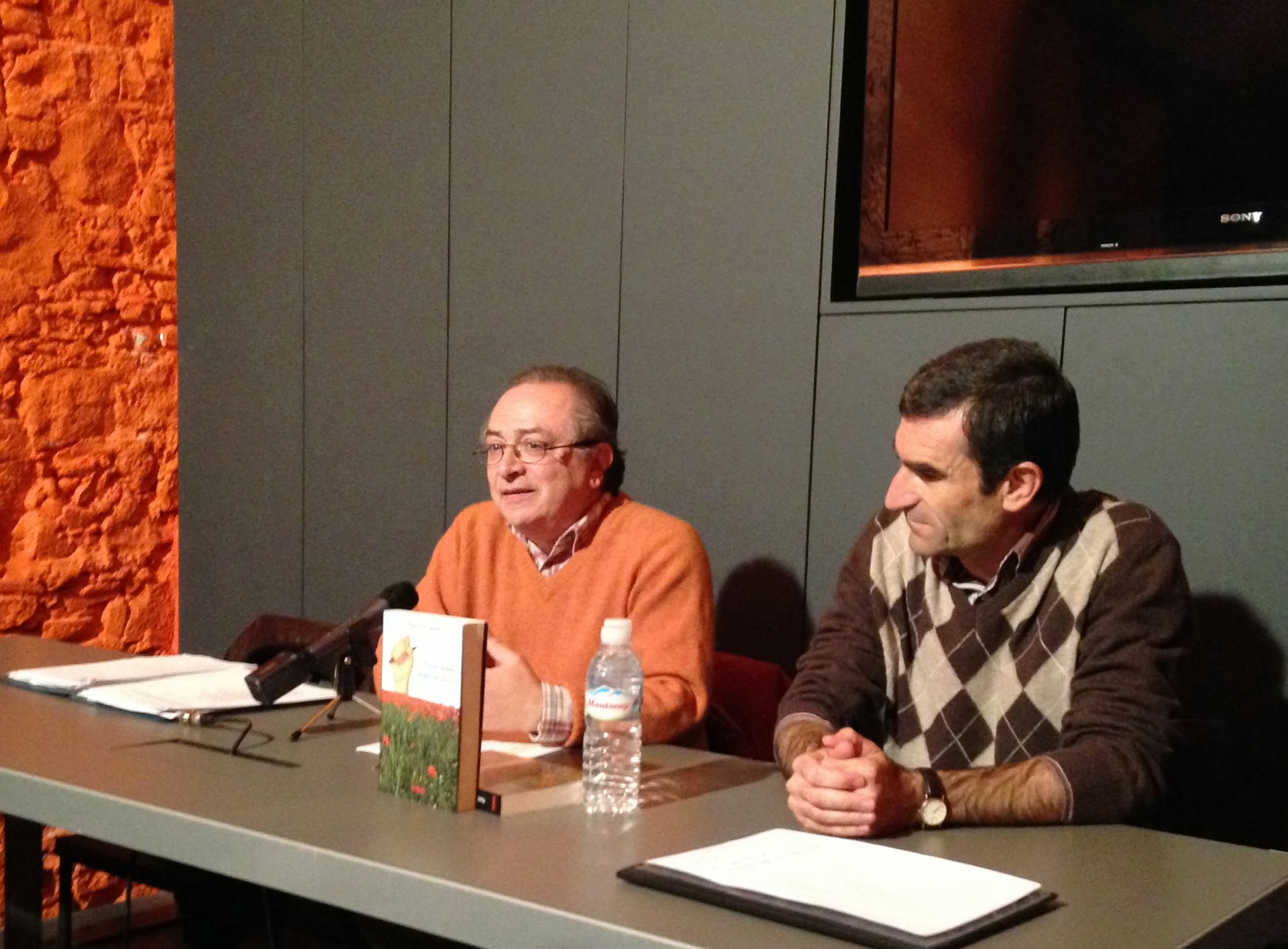 Miguel Fernández prezentas sian libron ĉe Espai Vilaweb