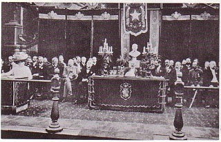 D-ro Zamenhof dum la malfermo de la barcelona kongreso (6-9-1909)<br>
El Holzhaus: Granda Galerio Zamenhofa